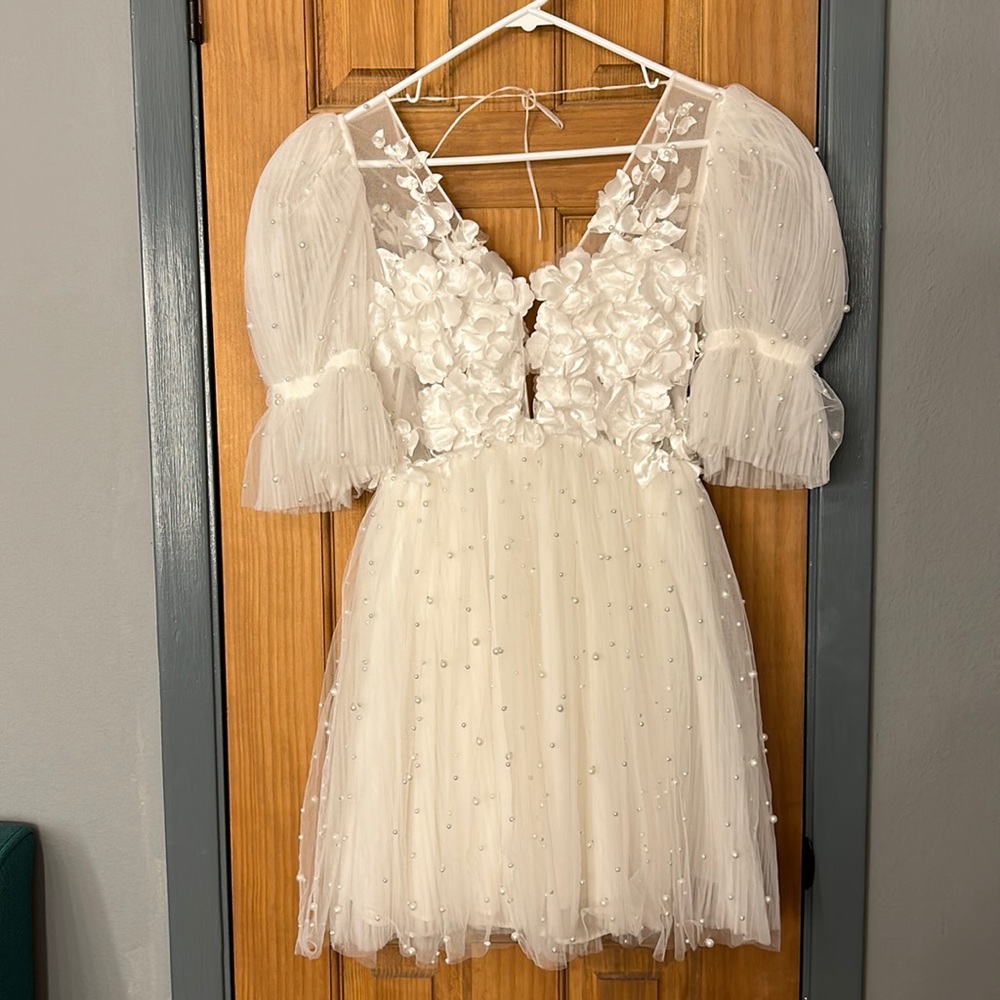 Babydoll short wedding dress with bubble sleeves and pearls